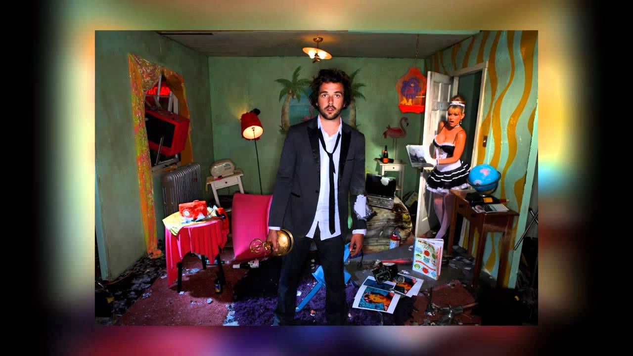 Six Lights, One Wrecked Hotel Room: What This Darren McMullen Shoot Taught Me About Layering Light