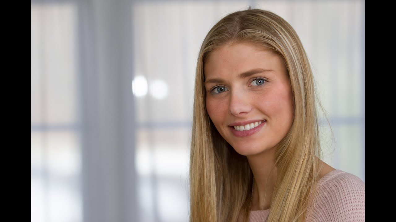 Stop Fighting Bad Room Light: A Working Photographer's Guide to Bounce Flash