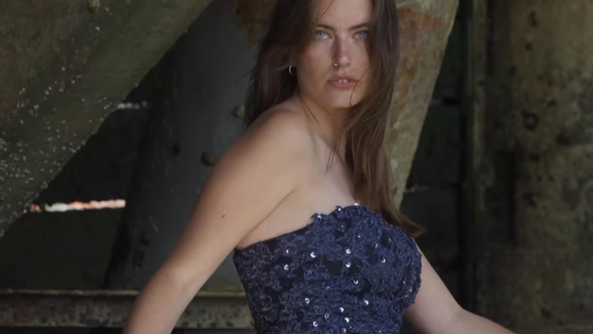Stellos on location aimed directly at model in harbor shadows