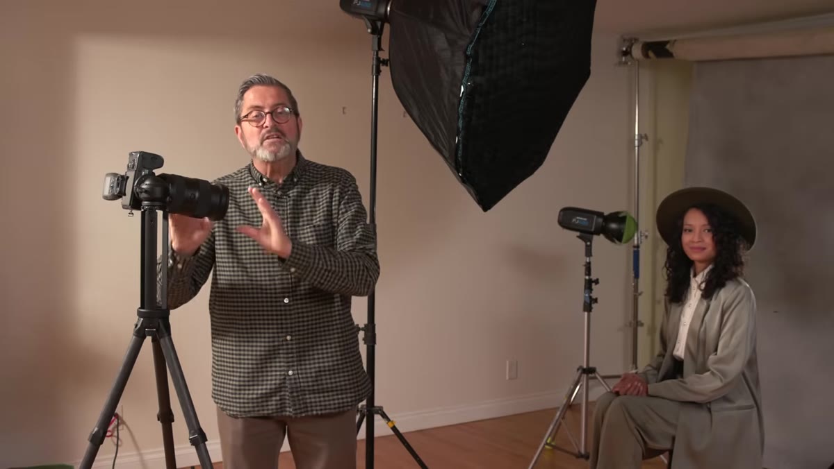 Wide vs. telephoto comparison showing background size difference