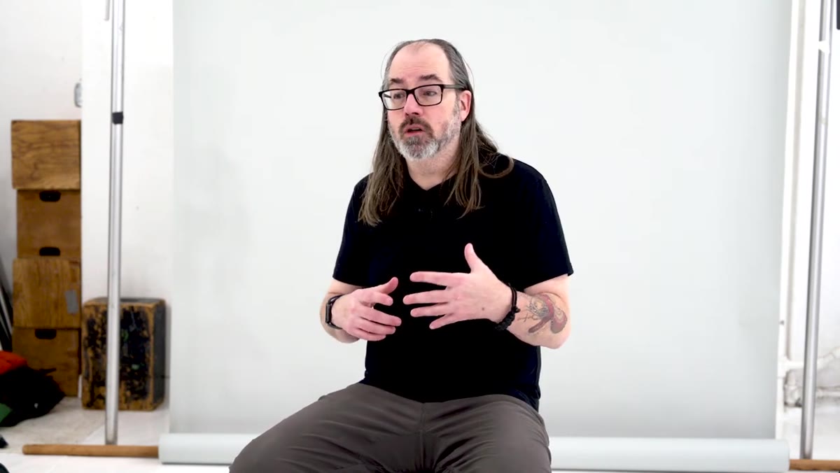 Norton describing neon light and street lamps at night concerts