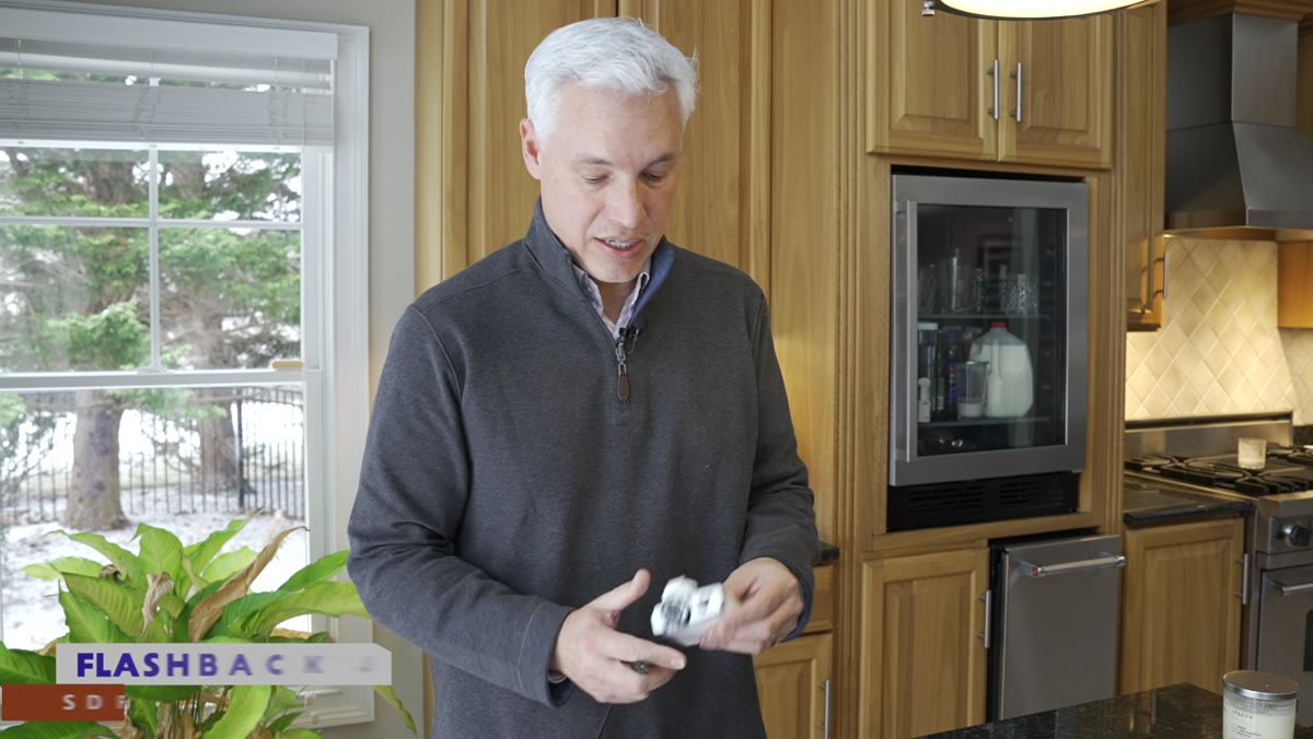 Comparison of AAA-battery flash versus USB-C rechargeable flash