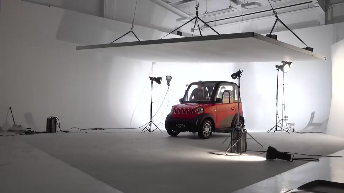 HMI continuous light positioned alongside studio flash heads