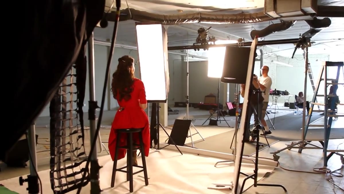 Medium strip box positioned as key light on model&rsquo;s face