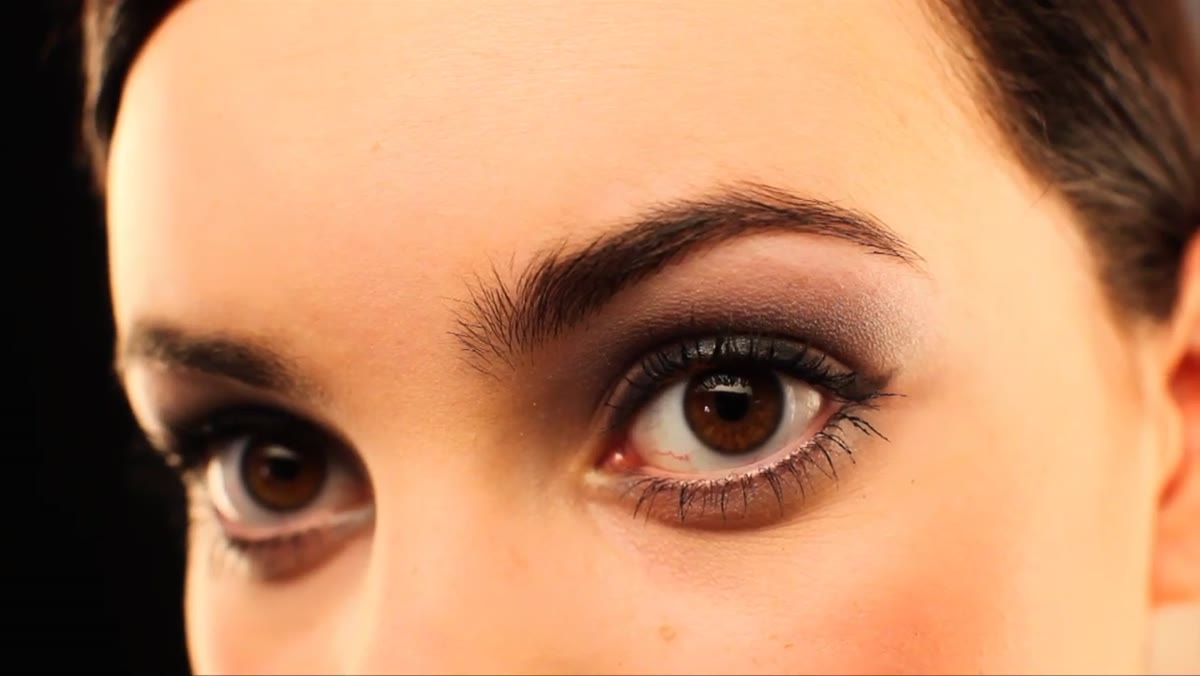 Catchlight visible in model&rsquo;s eye, neck light comparison
