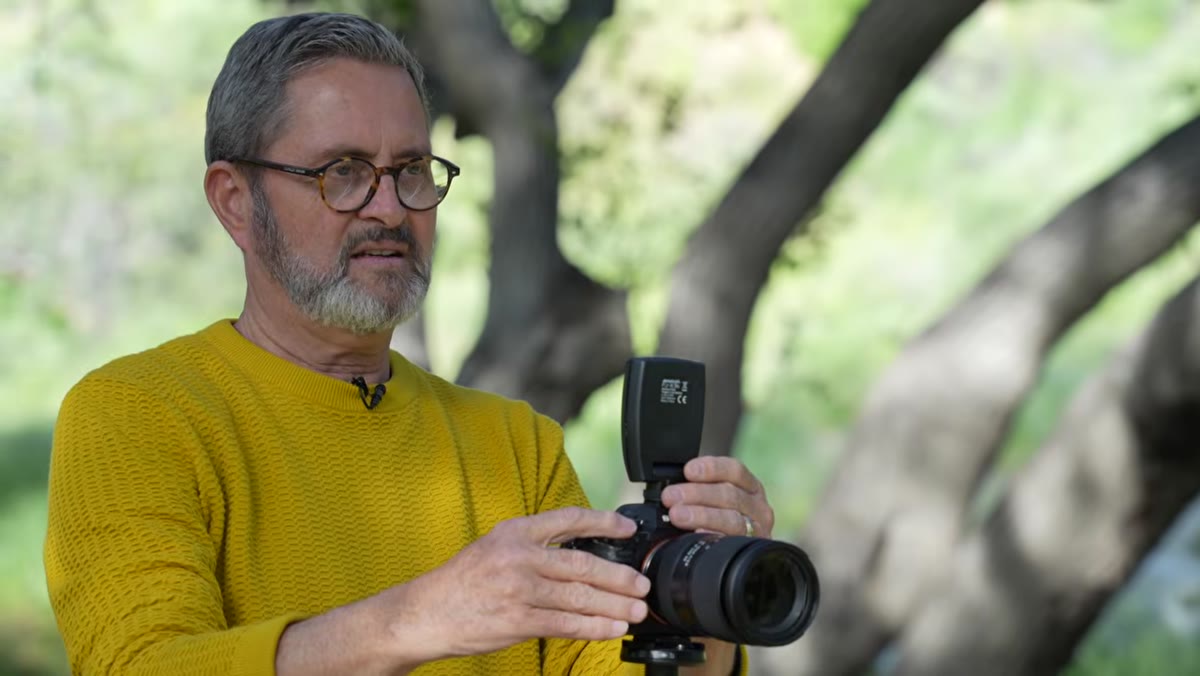 Comparing f/2.8 and f/4 depth of field across two rows of subjects