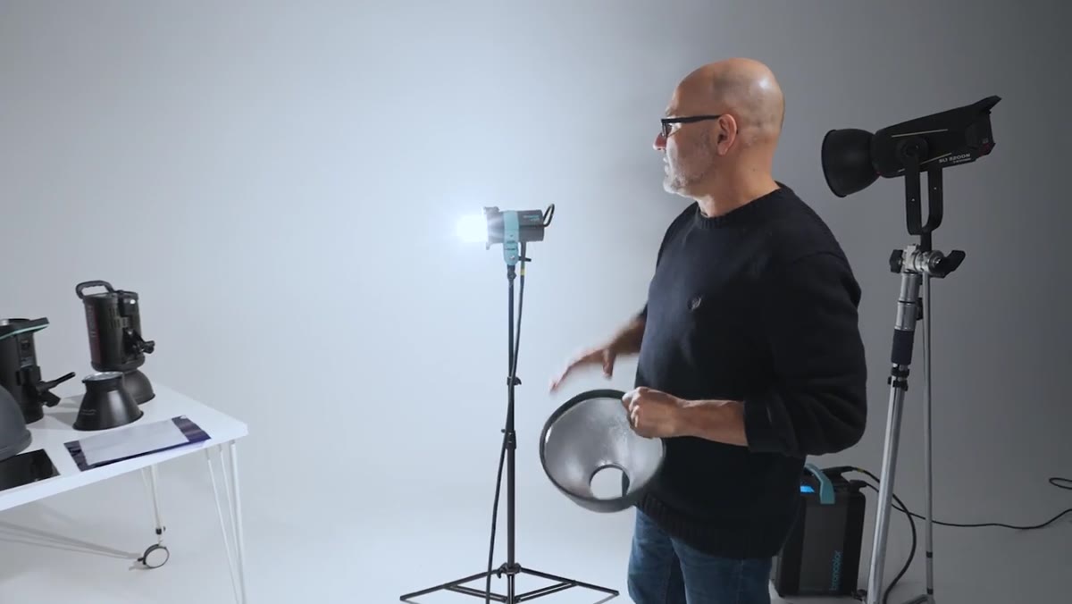 Open lamp firing with no modifier attached, light scattering in all directions