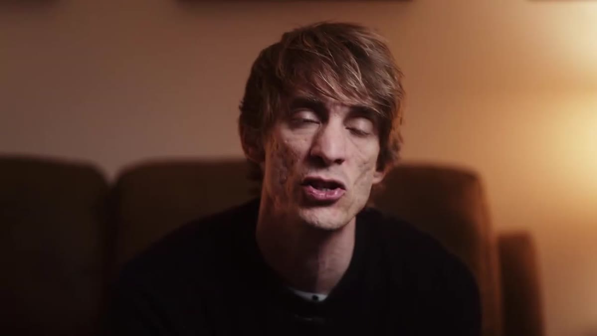 Tucker noting speedlights as a small-budget alternative to studio strobes