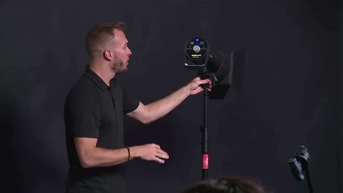 Broncolor Siros 800Ws strobe unit in studio