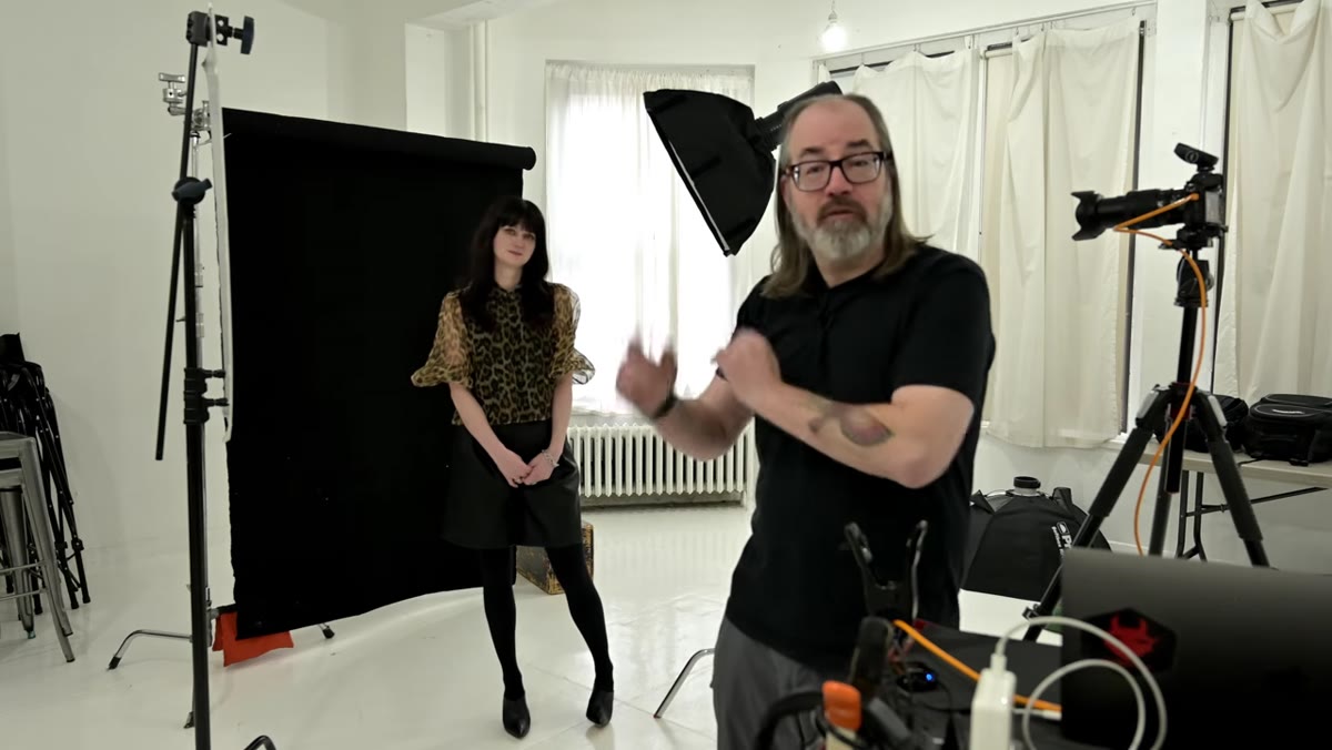Classic 45-degree softbox setup with subject, no reflector