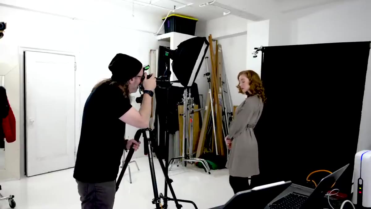 Single key light in TTL mode aimed at the subject