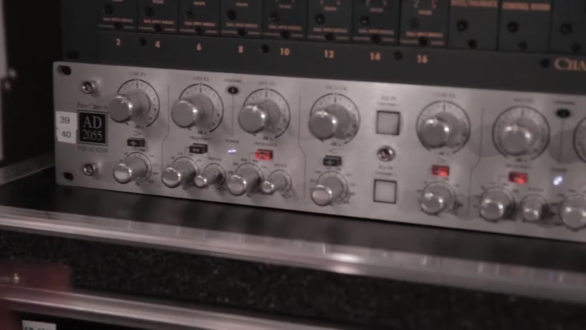 Avalon 2055 stereo EQ unit in rack