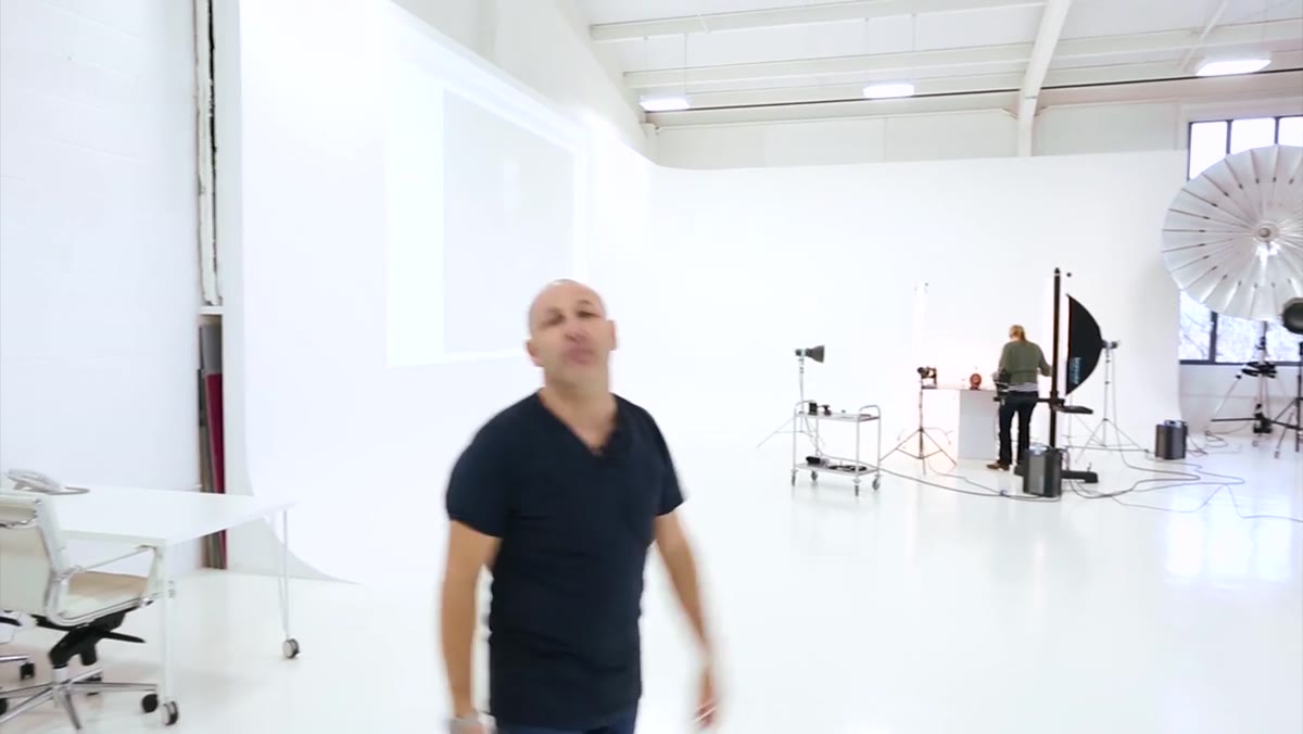 Purpose-built curved infinity cove stretching across the studio