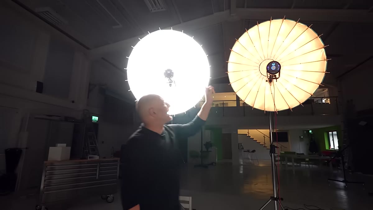 Para 88 parabolic reflector with both light sources demonstrated