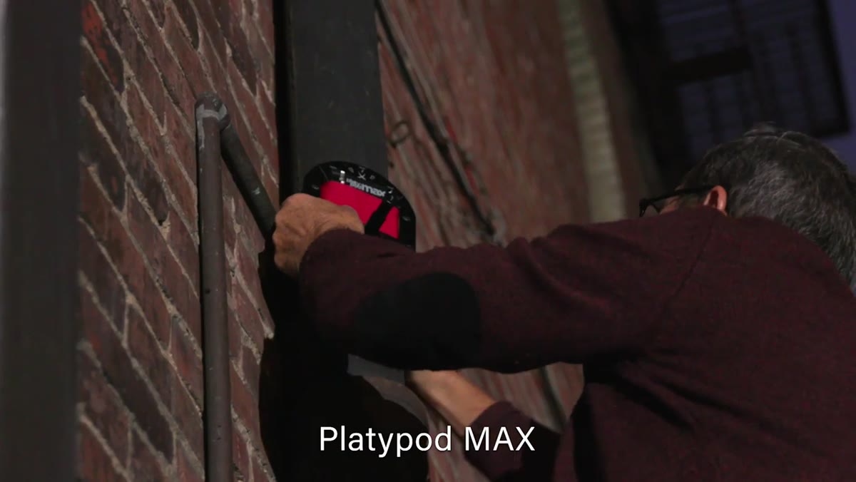 Light mounted to wall with Platapod, no floor stands visible