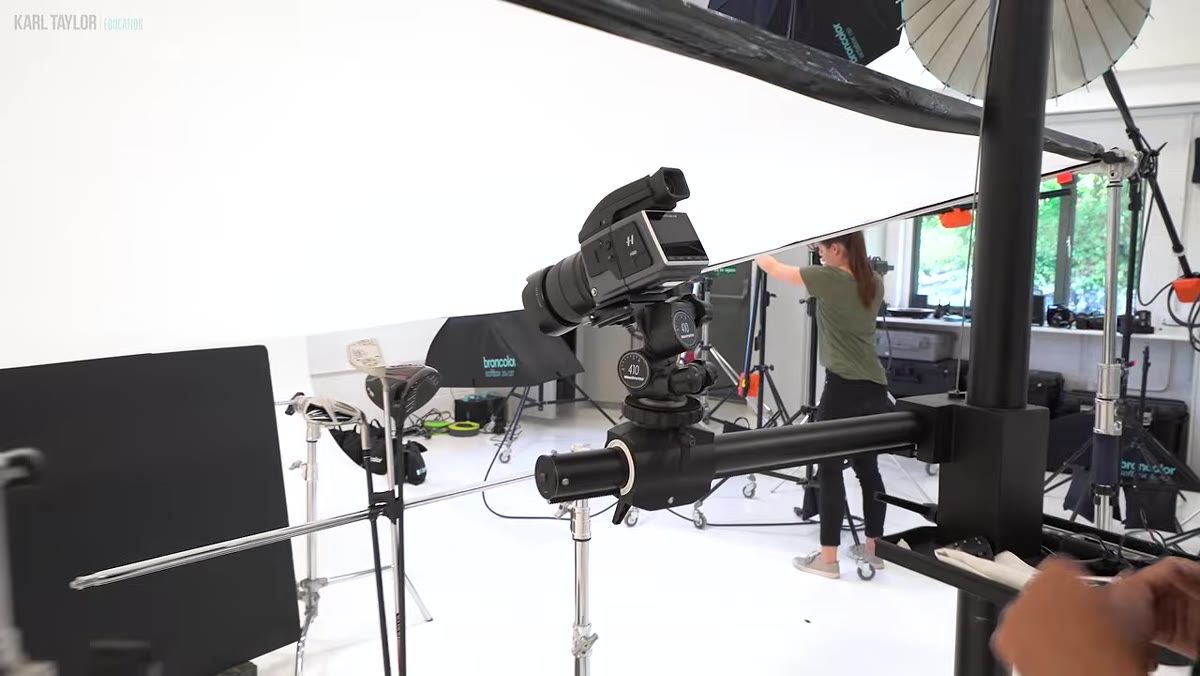 Large diffusion panel positioned very close above the golf clubs