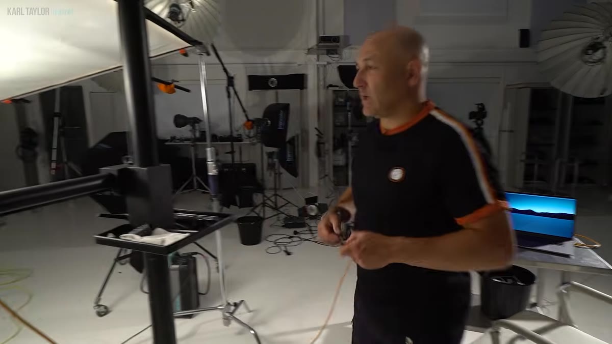 Light being moved to adjust highlight position on club shaft