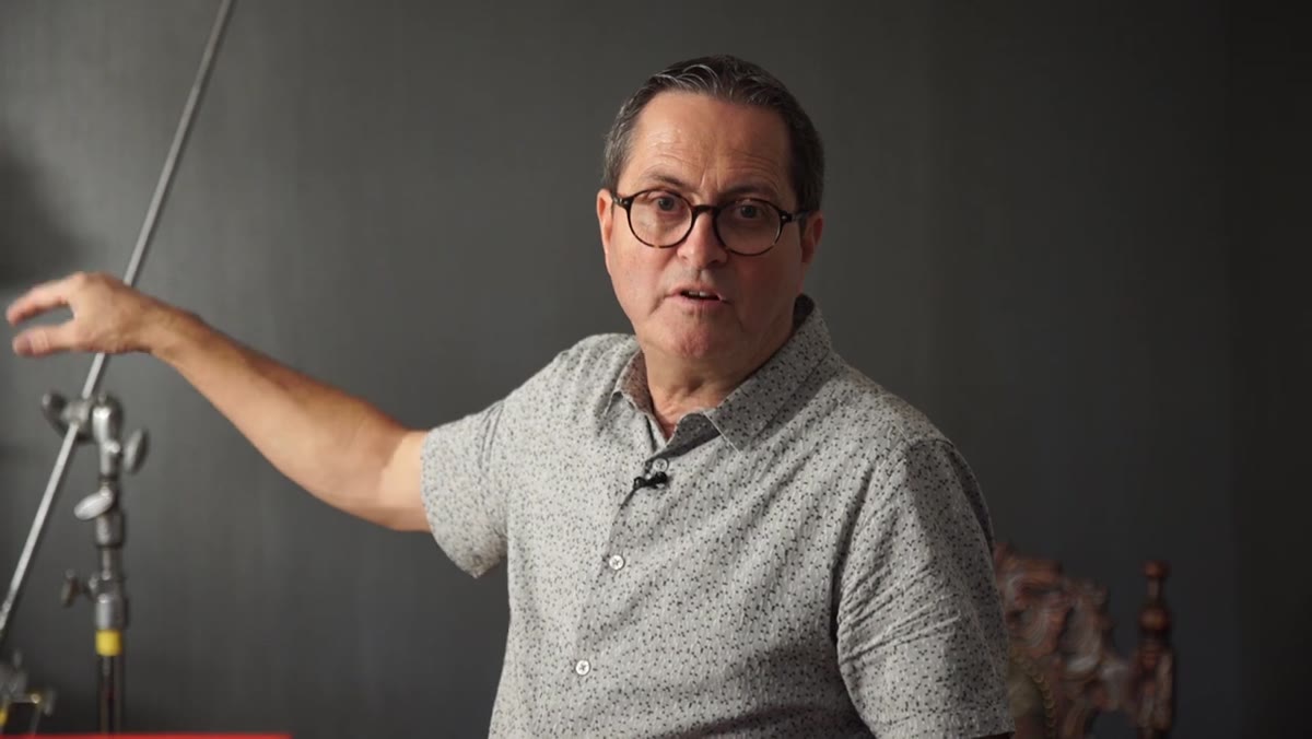 Grid spot aimed at left subject&rsquo;s face for fill correction