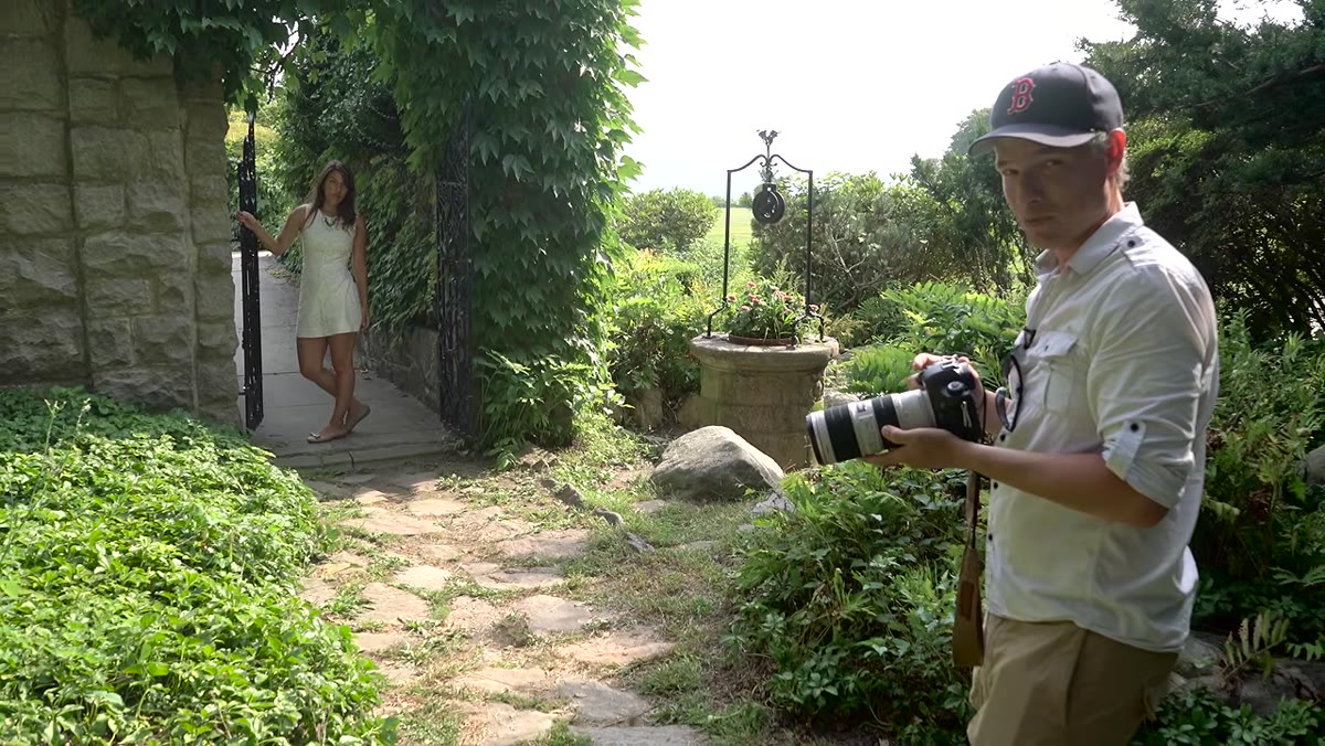 Comparison of wide aperture bokeh versus stopped-down background sharpness