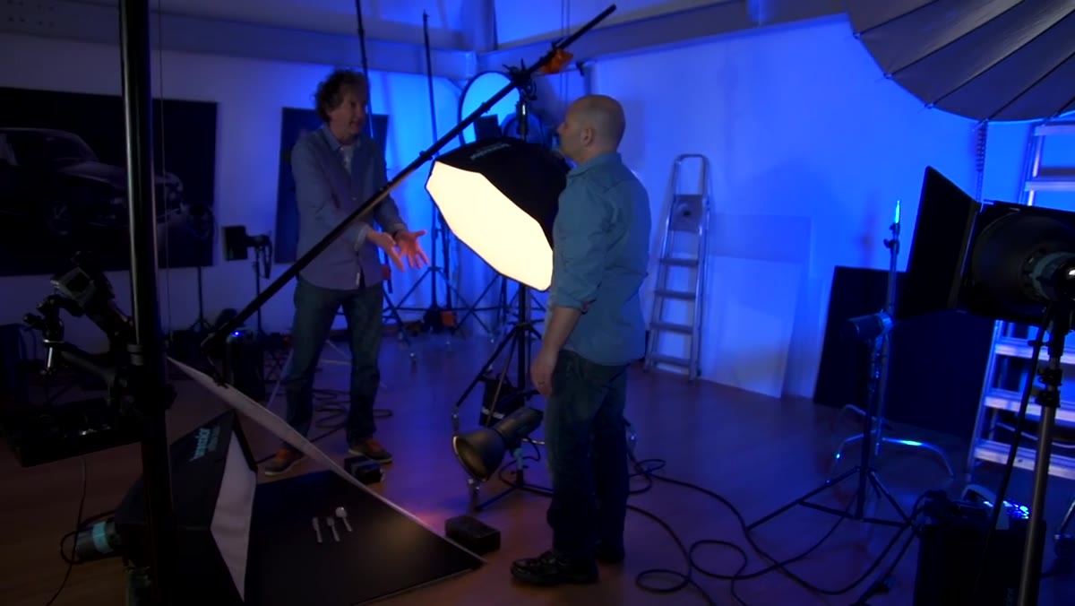 Softbox visible beside main setup, identified as secondary fill source