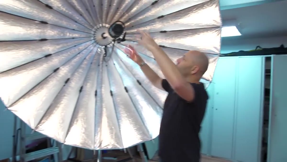 Flash head being slid along the mounting rod inside the Para modifier