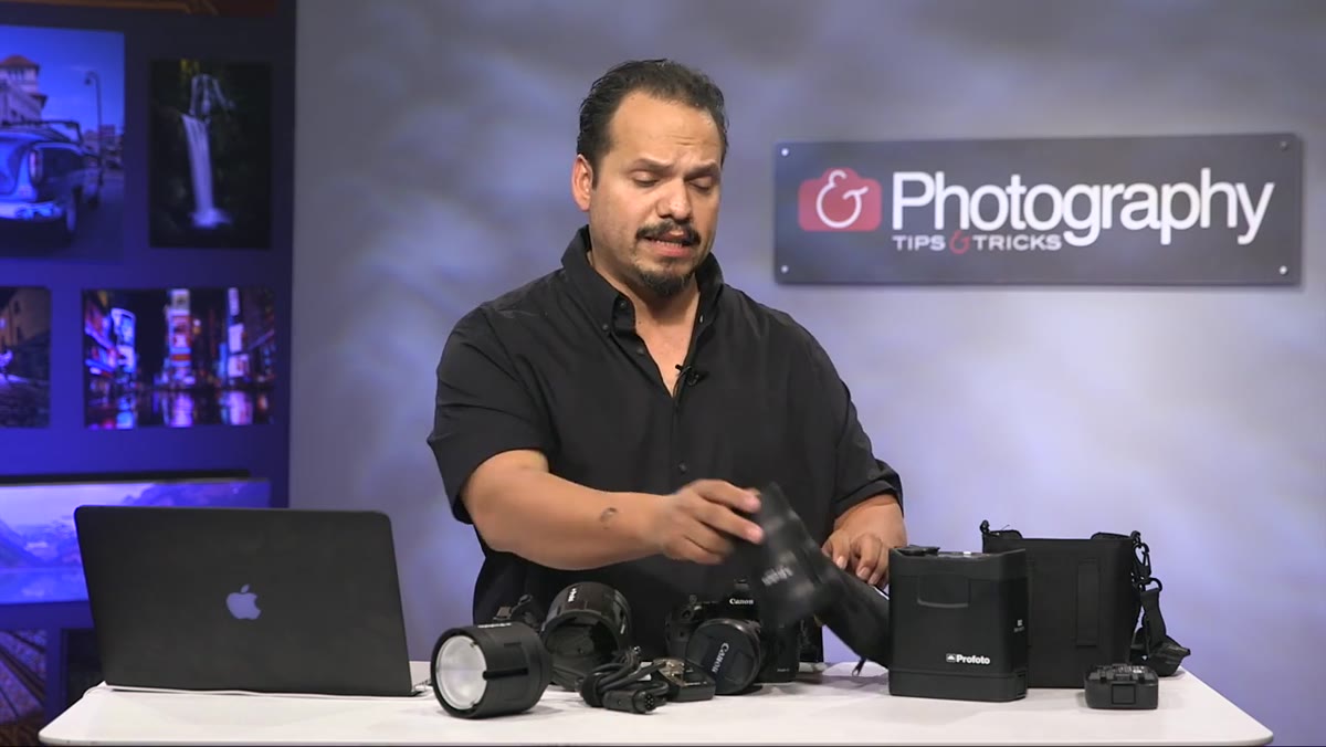 RC slides the OCF snoot onto the flash head