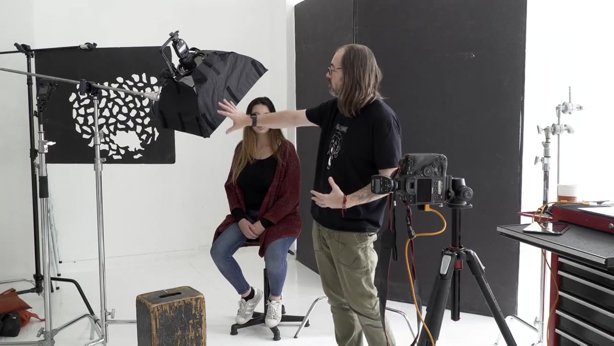 Small softbox positioned close to subject&rsquo;s face