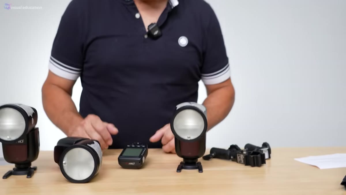 Presenter demonstrating the zoom head extending on a speedlight