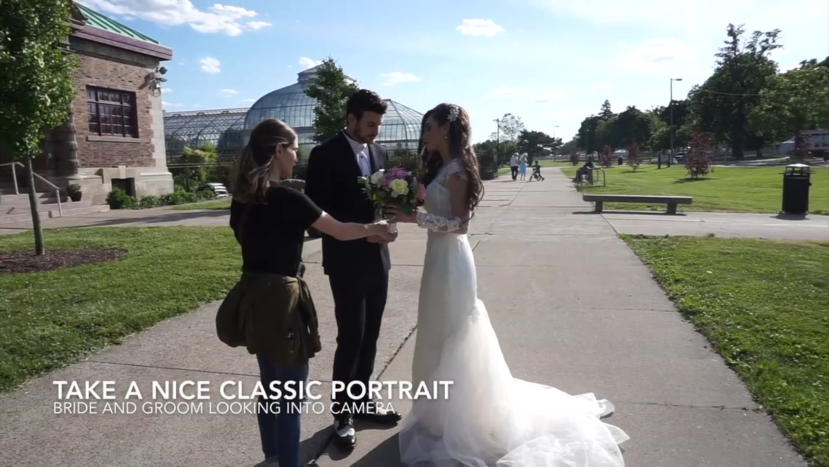 Groom&rsquo;s hand placed at bride&rsquo;s waist, basic portrait stance