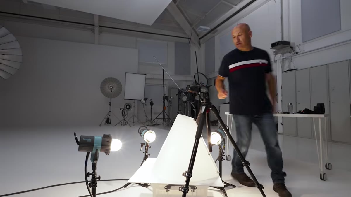 Demonstrating how light position changes gradation across product surface