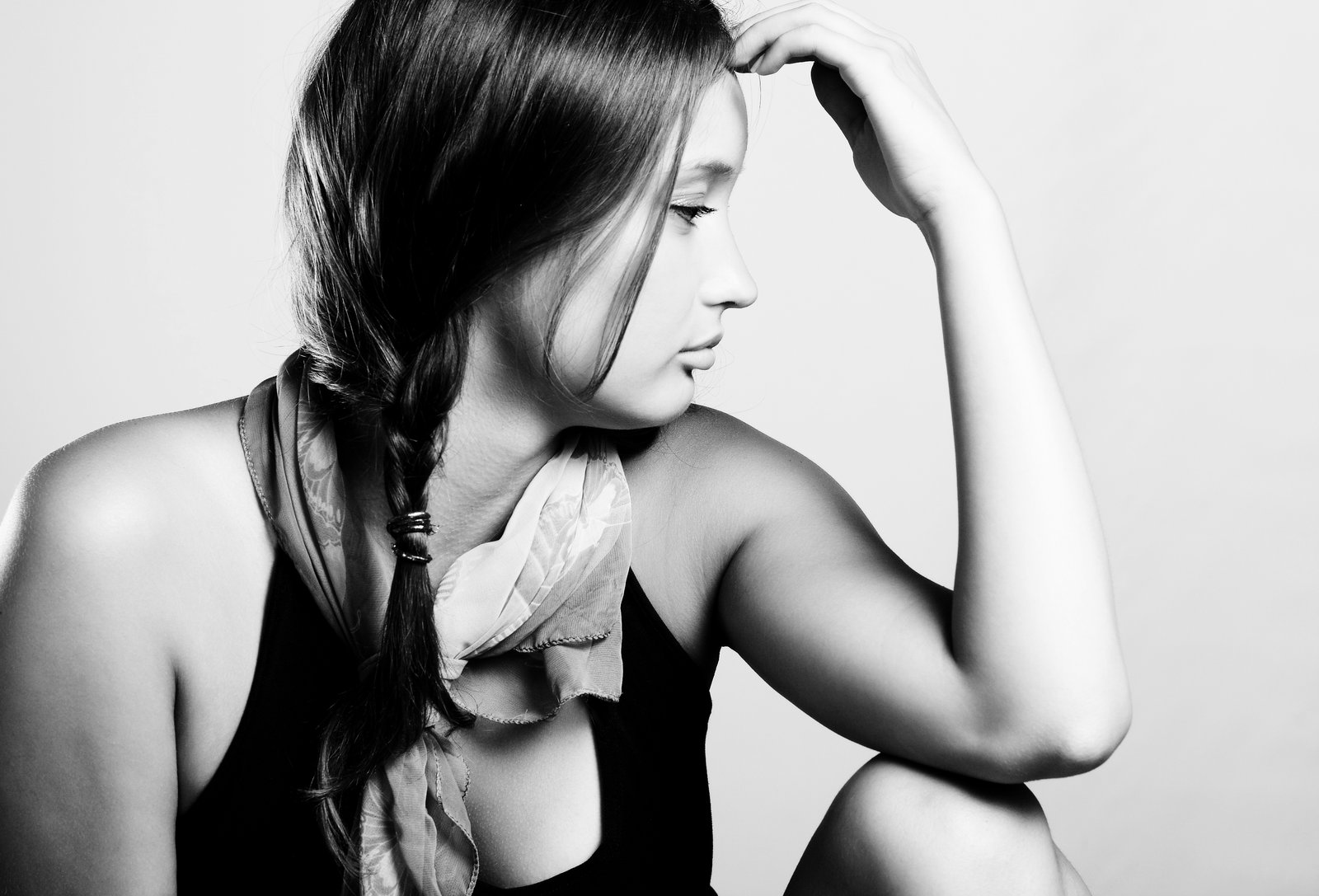 Why Your Subject Looks Stiff: The Posing Principles I Use on Every Commercial Shoot